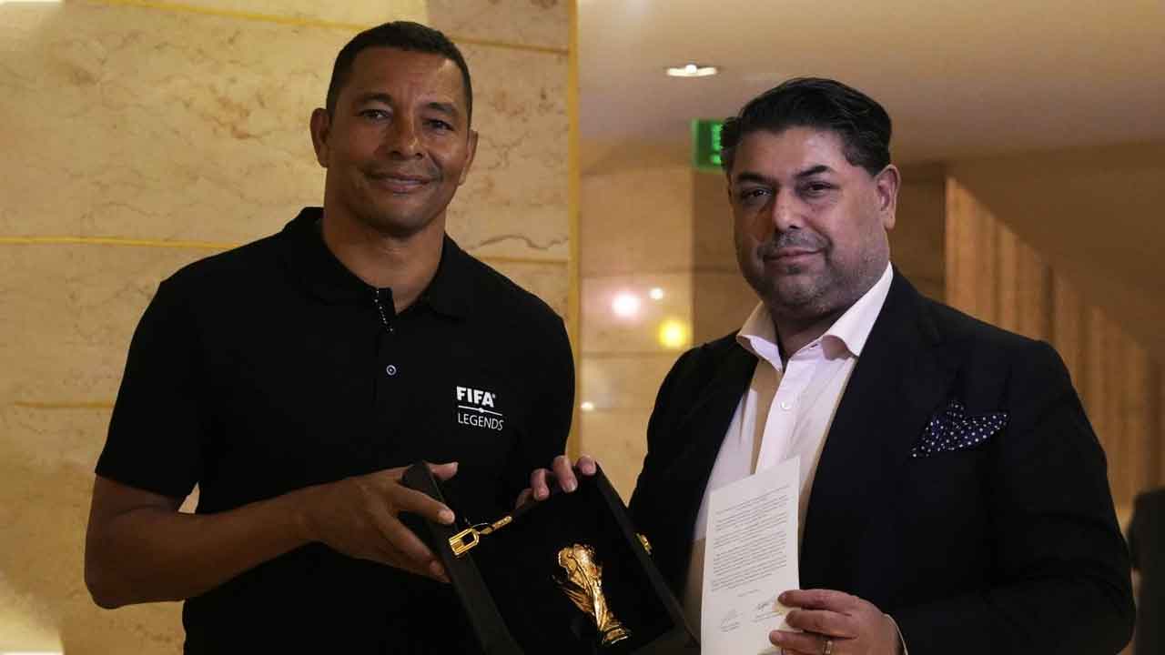 বাফুফেকে ফিফা সভাপতির সম্মাননা স্মারক ক্ষুদ্রাকৃতির ‘বিশ্বকাপ ট্রফি’