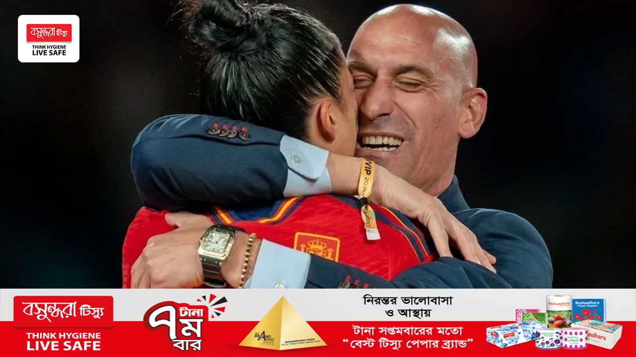 নারী ফুটবলারকে ‘চুমু কাণ্ডে’ বহাল রুবিয়েলসের নিষেধাজ্ঞা