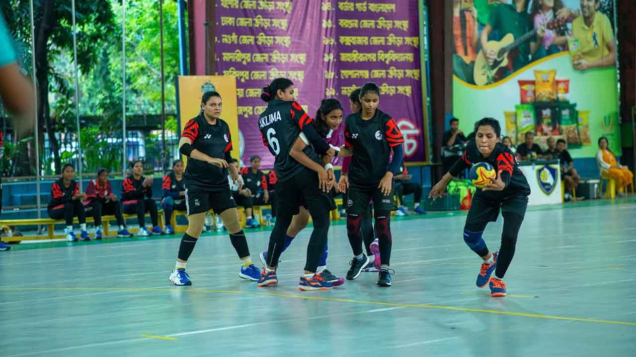 জাতীয় নারী হ্যান্ডবলের সেমিফাইনালে আনসার-পুলিশ