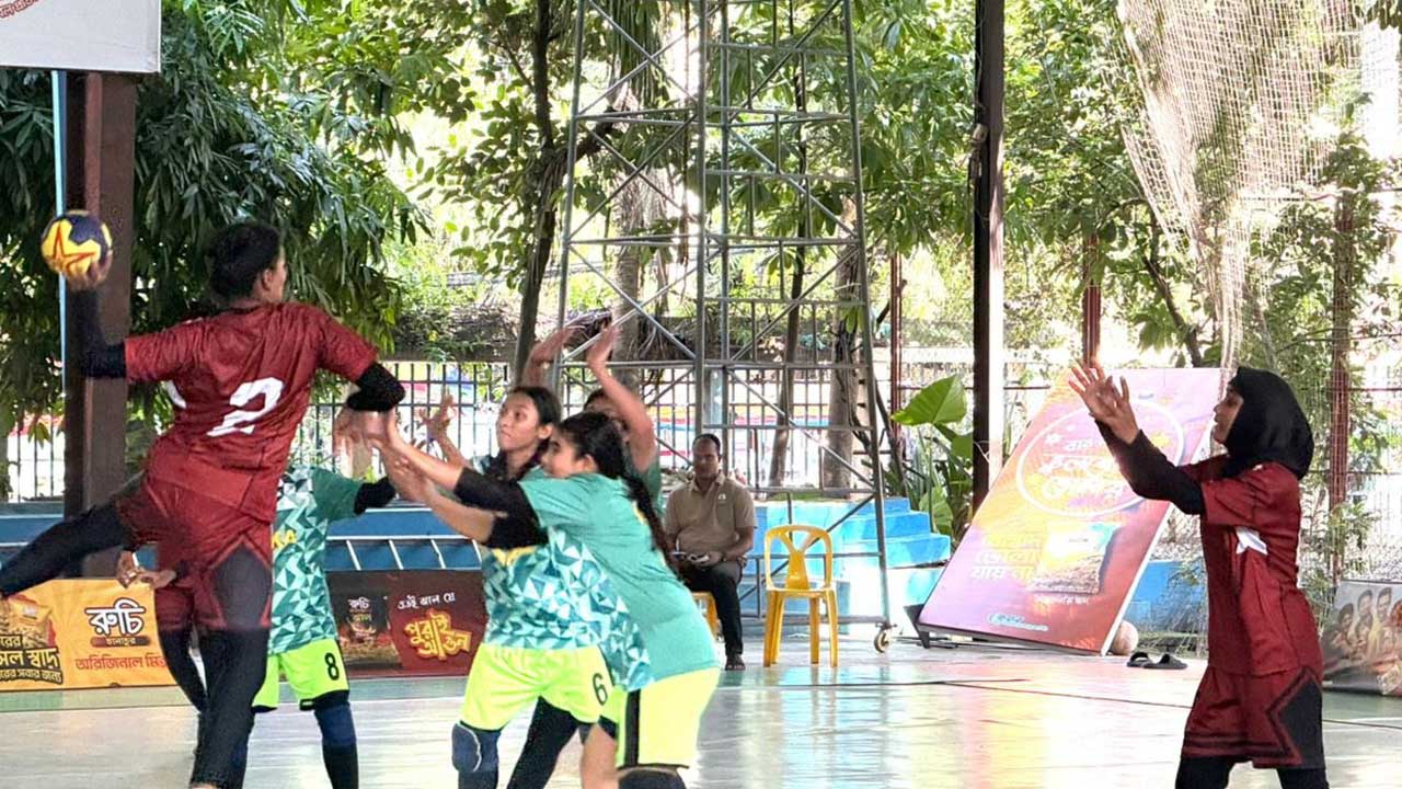 জাতীয় নারী হ্যান্ডবলের ফাইনালে আনসার ও পুলিশ
