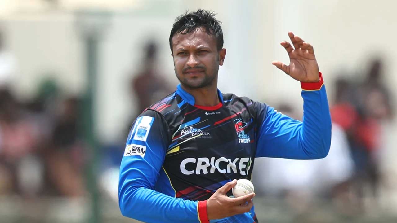 রাসেলের পাশে বসে গেইলের আরেকটু কাছে সাকিব