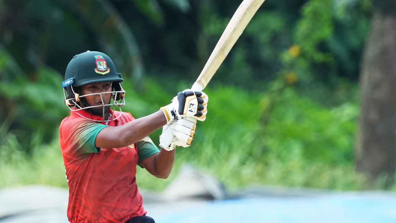 শেষ ম্যাচে শারমিন-স্বর্ণার ফিফটি