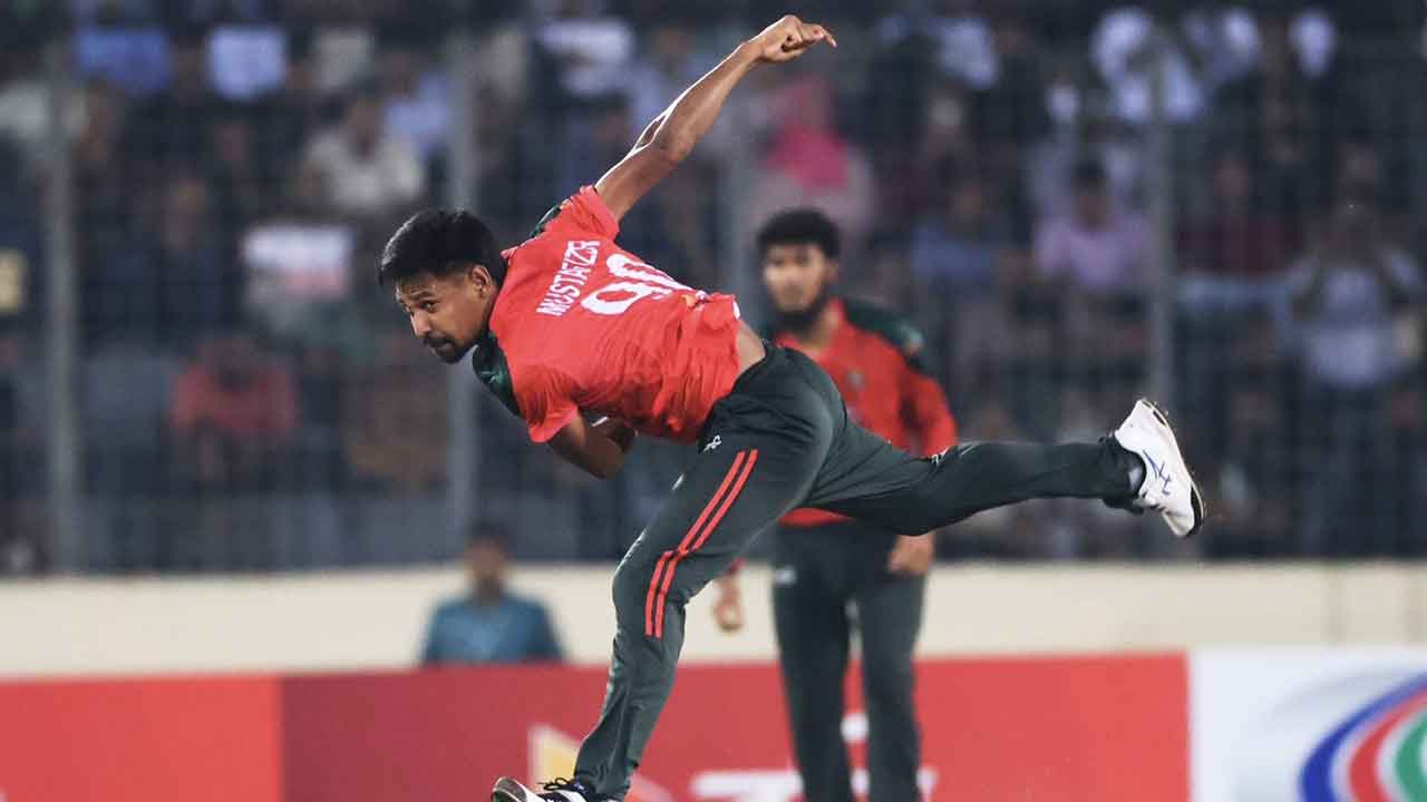 জাকেরের তৃতীয় ক্যাচ, মুস্তাফিজের প্রথম উইকেট