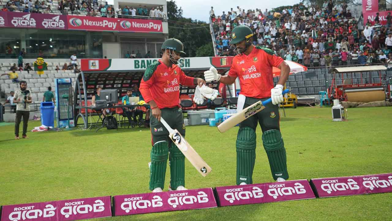৮১ ইনিংস পর ওপেনিংয়ে দুই ডানহাতি