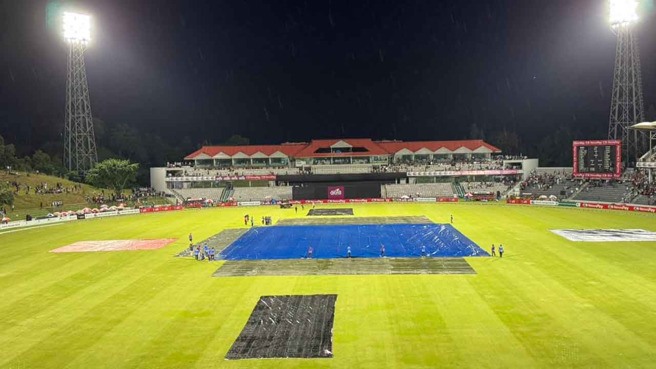 বৃষ্টিতে ভেসে গেল হোয়াইটওয়াশের সুযোগ