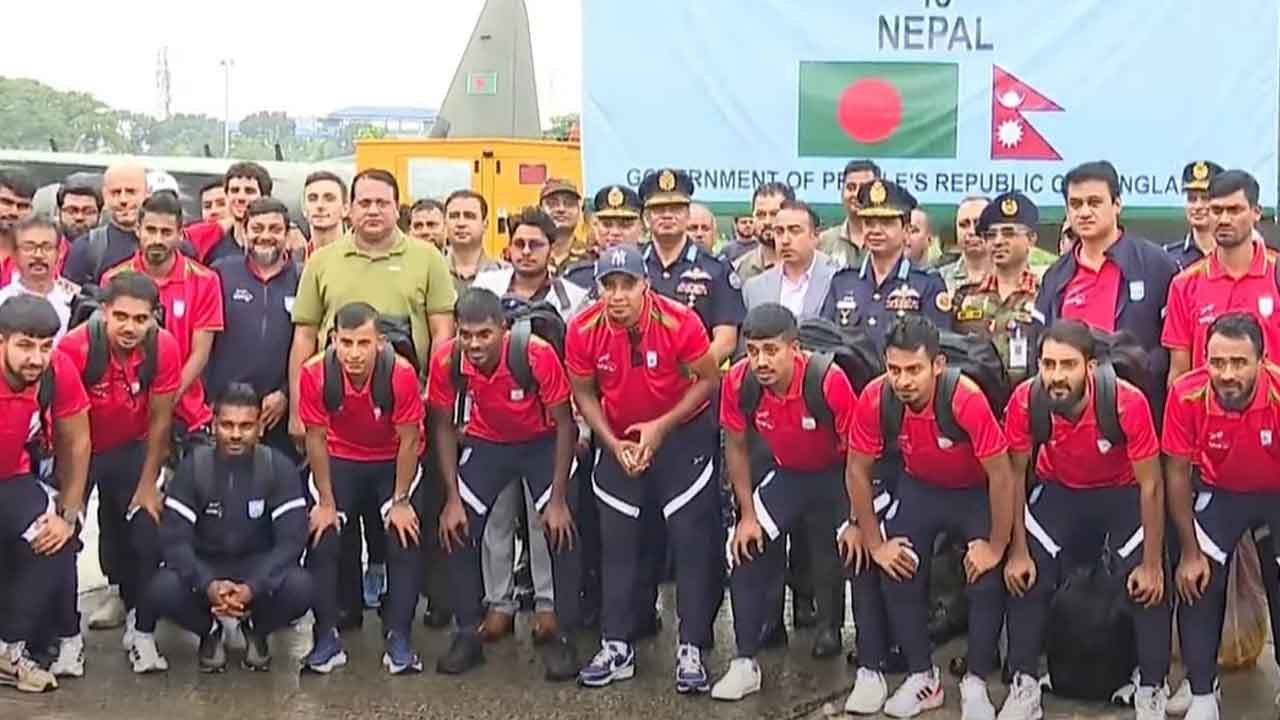নেপাল থেকে ফুটবলারদের নিয়ে বিমান নামল ঢাকায়