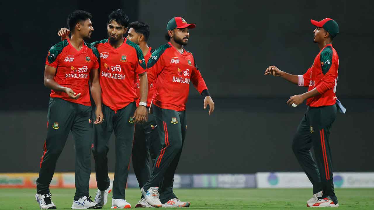 তাসকিন-সাকিব-রিশাদের চমৎকার বোলিং