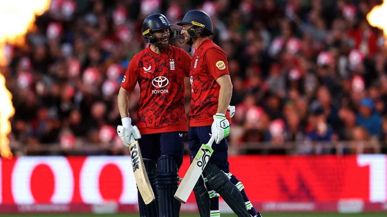 সল্ট-বাটলারের তাণ্ডবে রেকর্ডবইও চোখ কচলাচ্ছে