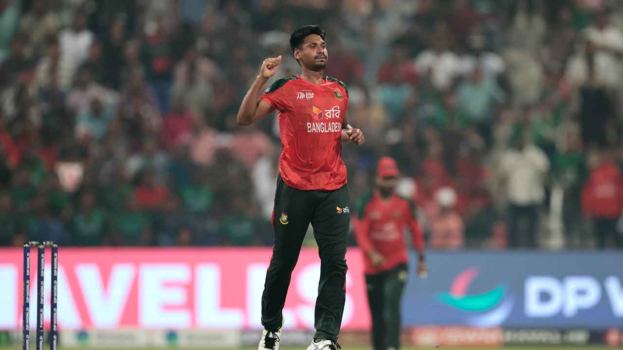 সাকিবকে টপকে চূড়ায় মোস্তাফিজ