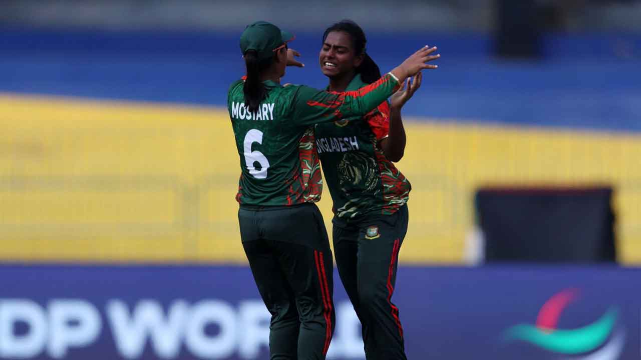 বল হাতে শুরুতেই মারুফার ঝলক