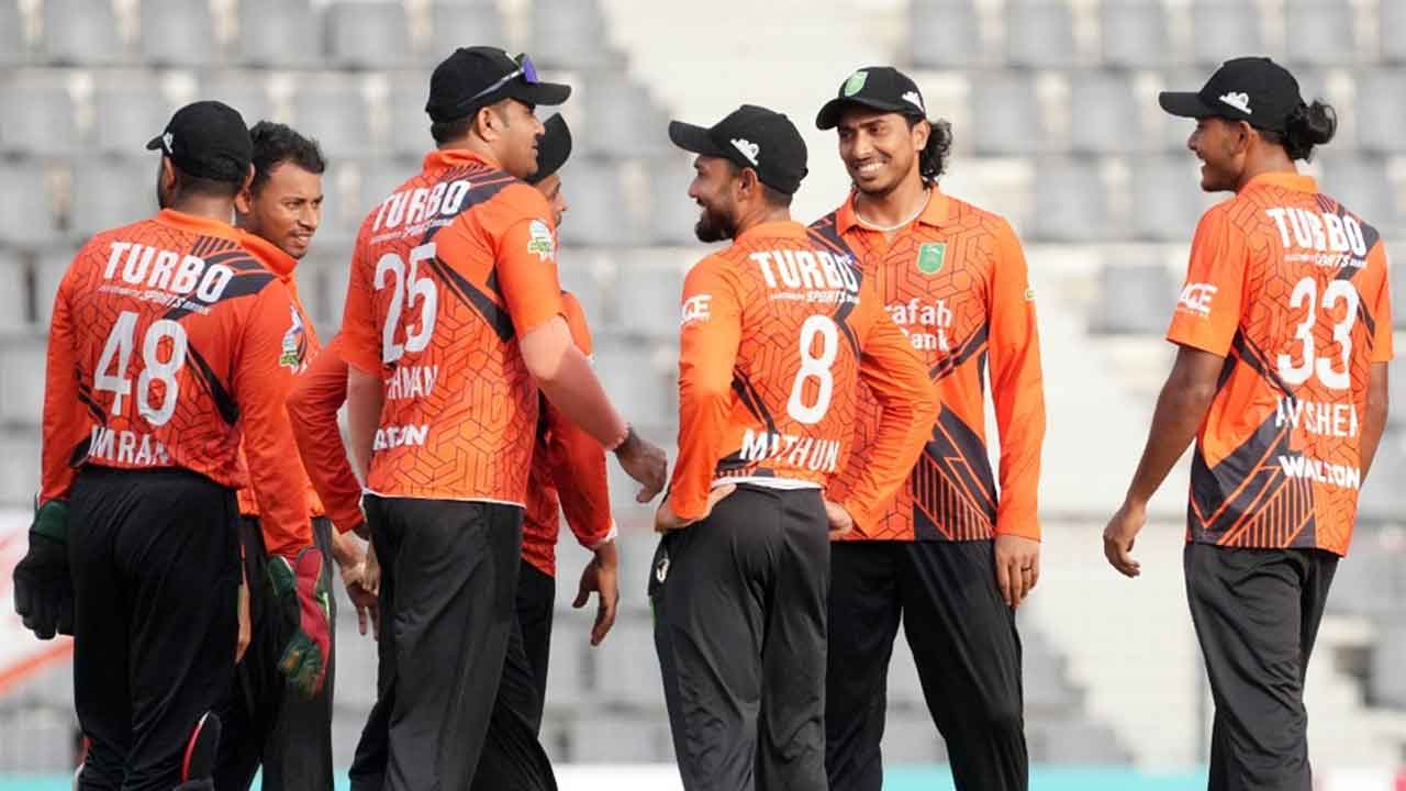 খুলনাকে ট্রফি উপহার দিতে চান মিঠুন-সৌম্যরা