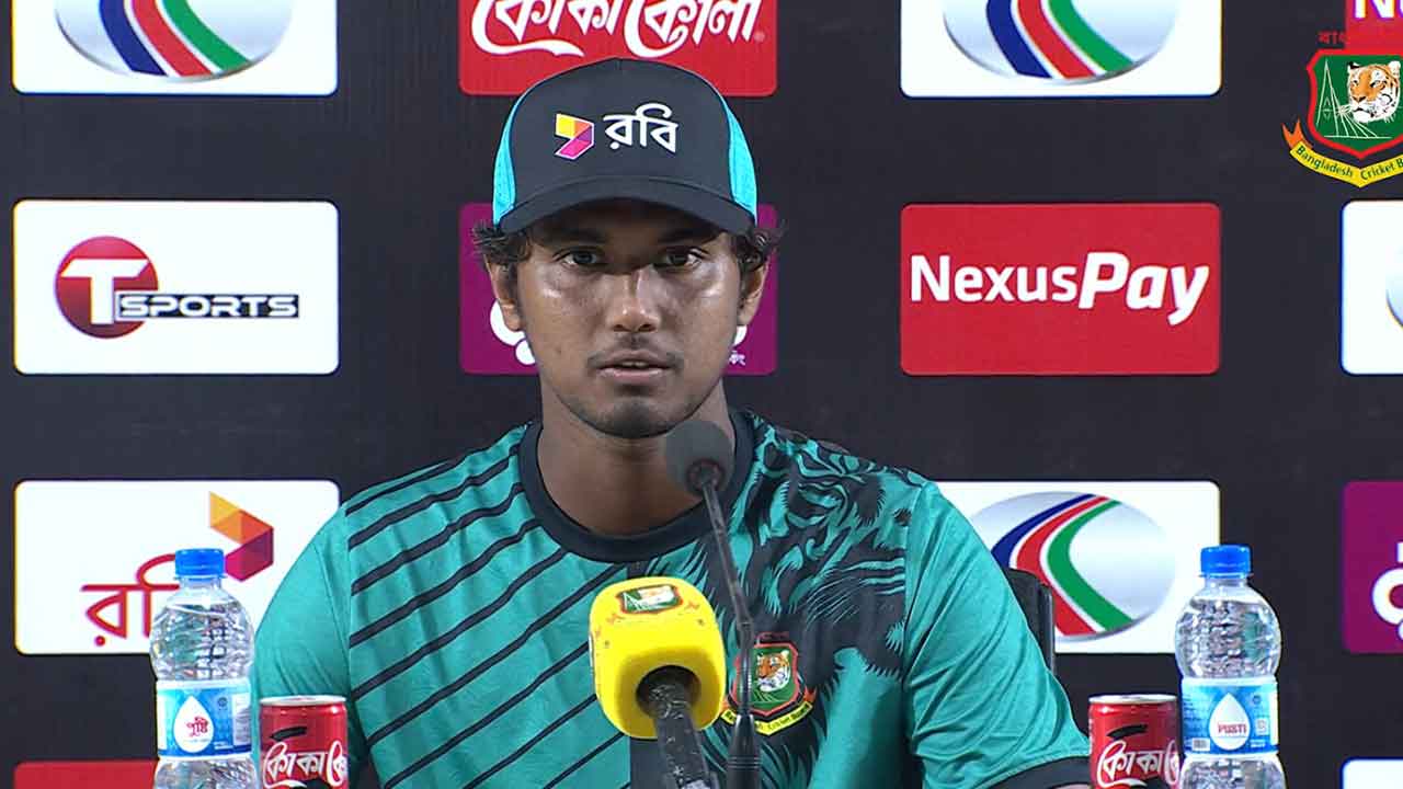 Mast qizlar mushuklarini egasiga emas, boshqasiga beradilar. Dafna Rozen kamera qarshisida ozining eng yoqimli tomonlarini namoyish etadi