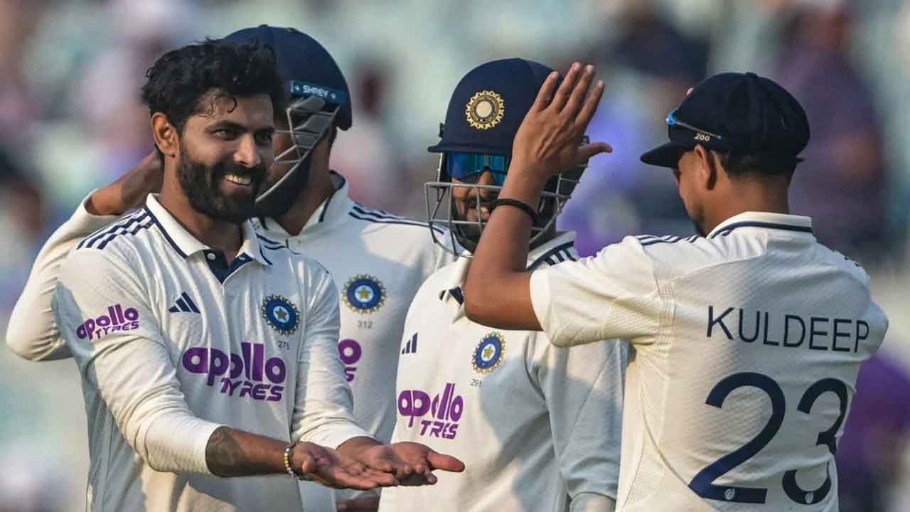 ১৬ উইকেট পতনের দিনে চালকের আসনে ভারত