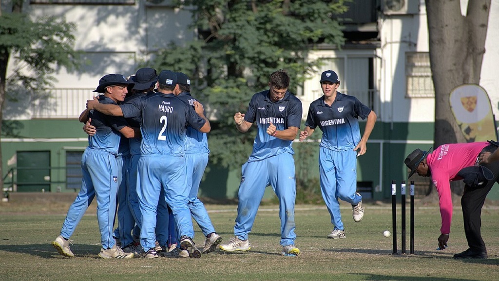 ব্রাজিলকে উড়িয়ে আর্জেন্টিনার তিনে তিন