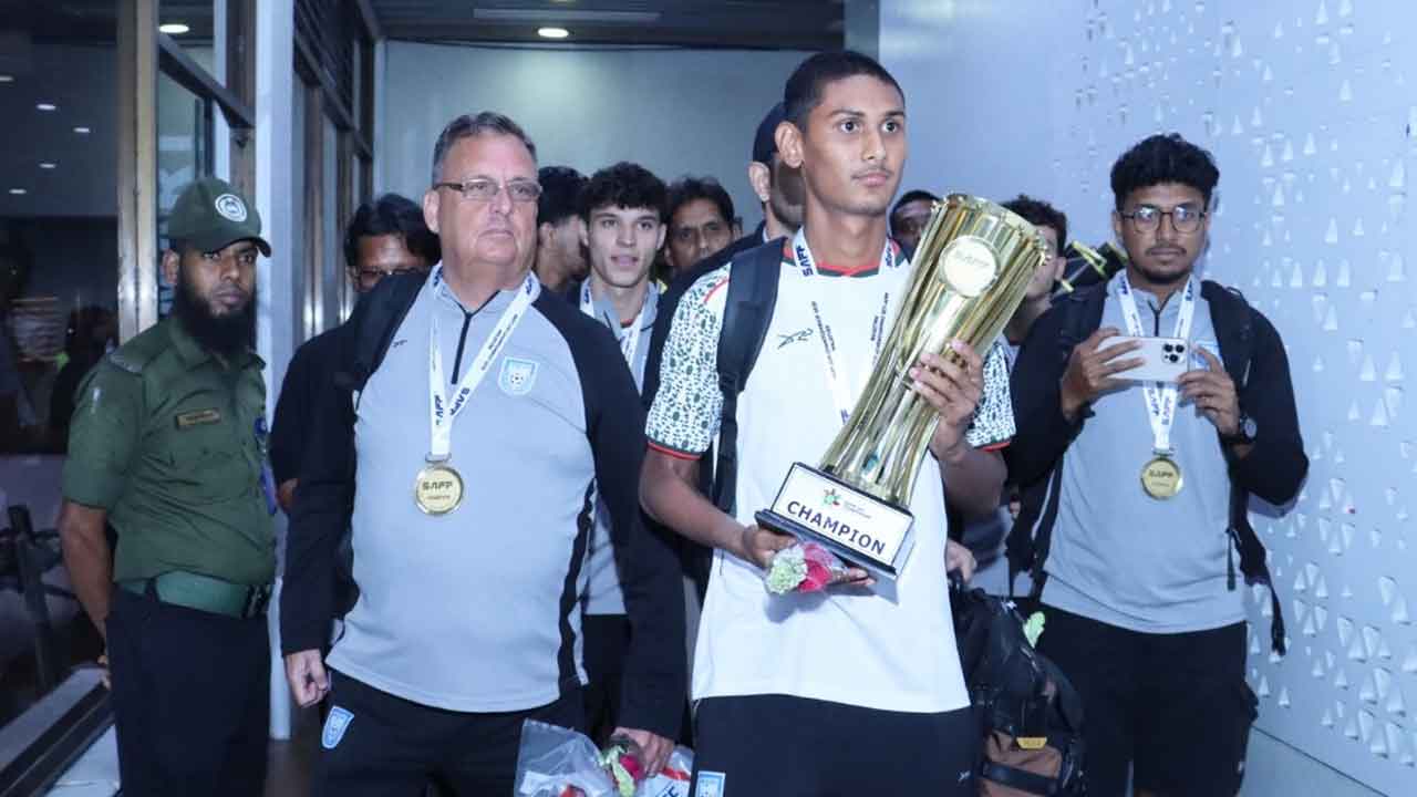 প্রধানমন্ত্রীর হাতে ট্রফি তুলে দিতে চান সাফজয়ী অধিনায়ক