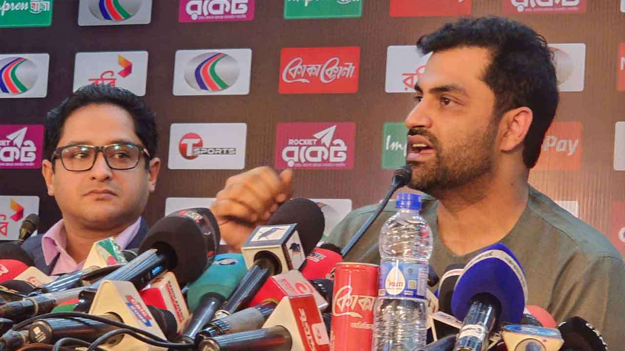 সংবাদ সম্মেলনে বক্তব্য রাখছেন বিসিবির অ্যাডহক কমিটির সভাপতি তামিম ইকবাল। পাশে অ্যাডহক কমিটির সদস্য ফাহিম সিনহা।