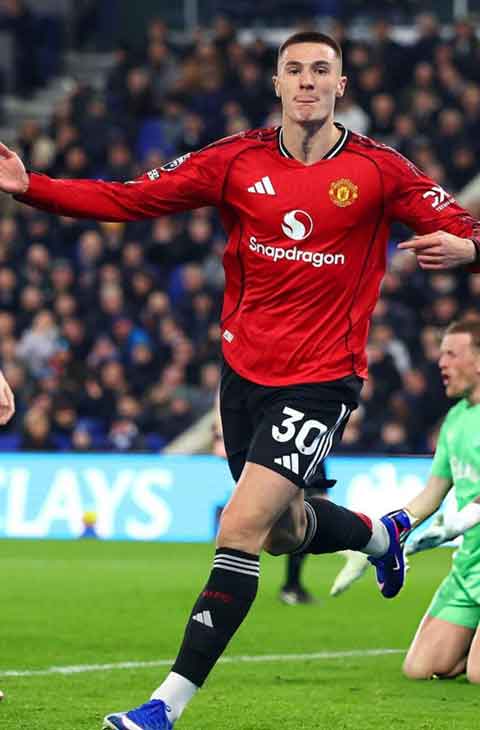 বেঞ্চ থেকে নেমে আবারও ম্যান ইউনাইটেডের ত্রাতা সেস্কো