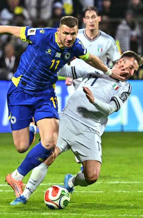 প্রথমার্ধে এগিয়ে ১০ জনের ইতালি